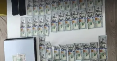 В Киеве будут судить мошенников, которые рассчитывались фальшивыми $15 тыс. при покупке iPhone