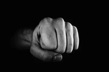 Екшн на Дарницькій площі у Києві: “Рембо” розтрощив авто і пішов у кулачний бій (відео)