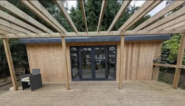 Власти обязали закрыть "суперсарай": семья строит забор для соседей (фото)