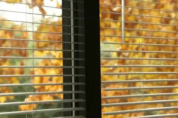 Как наши бабушки мыли окна без пятен: гениальный лайфхак с двумя тряпками, проверенный поколениями