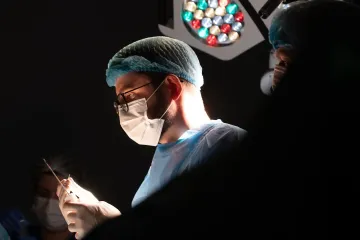 Медики выступили против ареста онколога, которого обвиняют в смерти украинского миллионера