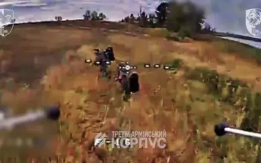 Bull’s-eye hit: drone hits Russian soldier between the buttocks. VIDEO