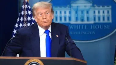 Трамп вчитался в Конституцию США, где написано, что третий раз баллотироваться нельзя