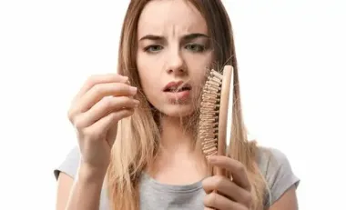 Коли волосся сильно випадає восени: які причини та як це зупинити