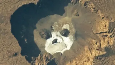 Сердитый "череп" следит из гигантского кратера в Сахаре: настолько велик, что виден из космоса