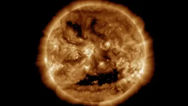 На Солнце появилась жуткая улыбка: из гигантского "рта" вырвалась геомагнитная буря (фото)