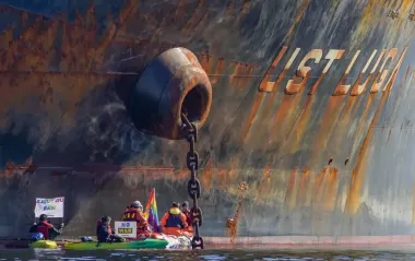 Санкции США начали действовать: танкер с российской нефтью развернулся по дороге в Индию