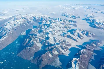 Гренландия меняет форму и расположение: что-то заставляет крупнейший остров Земли извиваться