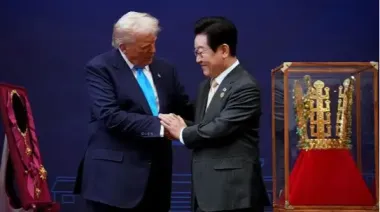 У Південній Кореї Трамп отримав золоту корону та великий орден