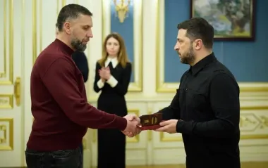 Працівники ДТЕК отримали державну нагороду від Зеленського за відновлення після обстрілів