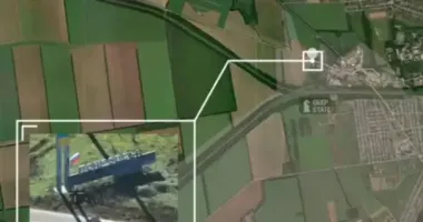 Українські військові знищили російський прапор, який окупанти повісили при в′їзді до Покровська