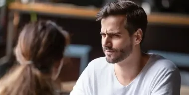 10 признаков лжеца: как по поведению человека распознать неправду