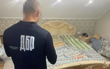Вся постель в деньгах. На Закарпатье работник ТЦК помогал сбегать мужчинам, - ГБР