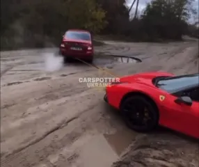 В Украине суперкар Ferrari за $250 000 застрял на бездорожье: его вытаскивала Lada (видео)