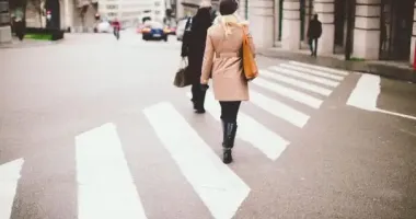 Вперше в історії: європейська країна обмежила швидкість пішоходів на тротуарах