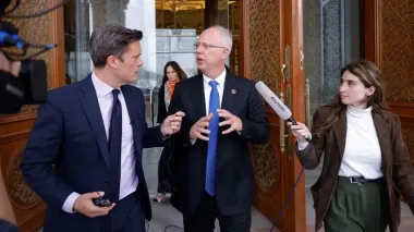 Посланник Путина обещает мир с Украиной и прогнозирует "близкое решение" между РФ и США