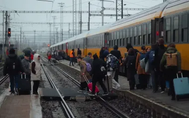 На Миколаївщині перебої зі світлом через удари РФ, затримується низка поїздів (список)