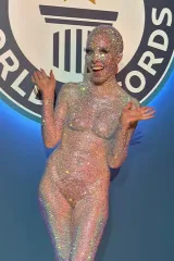 Визажистка покрыла себя 74 880 стразами: как она выглядела (фото, видео)