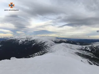 На вершине горы Поп Иван — настоящая зима: сохраняется минус и лежит снег (фото)