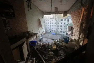 Обстріл гуртожитка у Запоріжжі: з-під завалів дістали тіло чоловіка