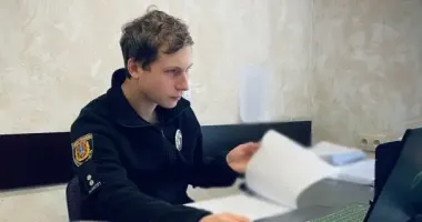 В Одесі жінка зірвала державний прапор та викинула його у смітник: їй світить ув'язнення