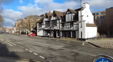 Пугают всех до смерти: блогерша посетила десятки заведений с привидениями перед Хэллоуином (видео)