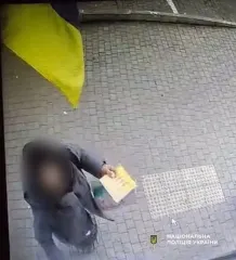 В Одессе женщина сорвала украинский флаг: как ее накажут