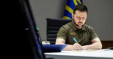 Зеленский подписал законы, продолжающие военное положение и мобилизацию