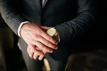 Без следов в декларациях: как депутаты покупают элитные часы за наличные в центре Киева, — СМИ