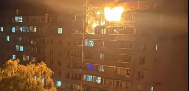 Россияне атаковали Сумы дронами: попали в жилую многоэтажку, на месте бушует пожар (фото)