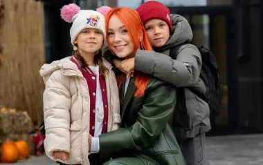 Светлана Тарабарова поразила стильным образом в главном цвете осени 2025