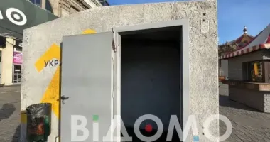 У Дніпрі підлітки знімають двері з мобільних укриттів