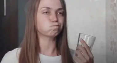 Вода, м'ята та зелений чай: як позбутися неприємного запаху із рота