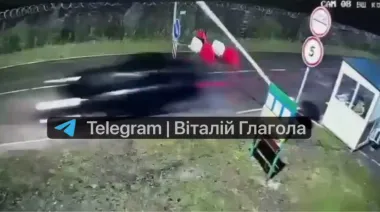 Водій позашляховика протаранив шлагбауми на кордоні і прорвався на територію Угорщини