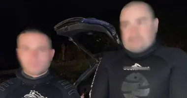 Нацгвардейцы задержали двух мужчин, занимавшихся незаконной подводной охотой на Тернопольском пруду