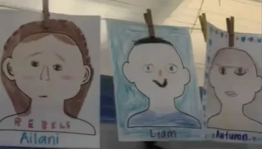 Обожает рисовать страшилки: школьник отличился на выставке автопортретов (видео)