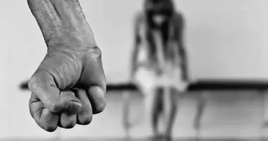 Бив і ображав співмешканку: 42-річному жителю Житомирщини загрожує до 2 років ув'язнення