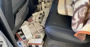 На Одещині прикордонники виявили контрабанду цигарок, які були сховані під ковдрою в авто