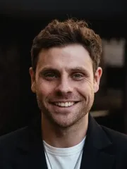 Известный актер Артур Логай показал квартиру в Киеве и раскрыл сумму, которую тратит ежемесячно