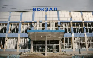 Повреждено депо, кассы не работают: фото последствий удара РФ по вокзалу в Сумах