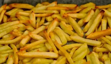 Жарим картофель без прилипания: простой трюк со льдом, который сделает ваше блюдо совершенным