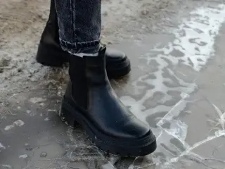 Як за 5 хвилин зробити зимове взуття повністю нековзским: потрібні лише 2 доступні в будь-якому магазині речі