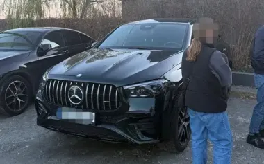 State Environmental Inspection official exposed for illegal enrichment: $880,000 and €200,000 found at her home, - SBI. PHOTOS