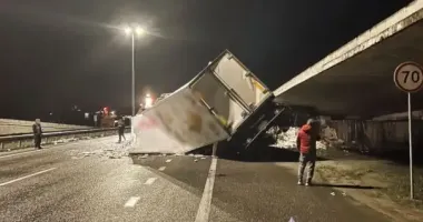 В Киевской области фура влетела в опору моста: погиб водитель