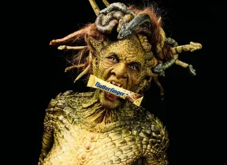 Королева Хеллоуина Хайди Клум показала создание своего "очень уродливого" костюма (видео)