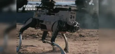 Со взрывчаткой и FPV-дронами: Китай показал работу боевых роботов-собак (видео)