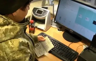 Кому из мужчин разрешено беспрепятственно уезжать из Украины в ноябре 2025 года: обновленный список категорий