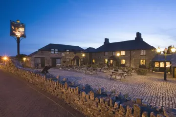 Туристы часто хотят переночевать в отеле с привидениями, но быстро жалеют об этом (видео)