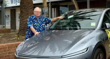 Осколок метеорита врезался в лобовое стекло Tesla: мужчина чудом остался жив (фото)