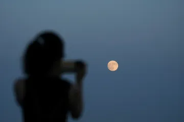 Над Украиной взойдет самое большое суперлуние 2025 года: когда его можно увидеть (видео)